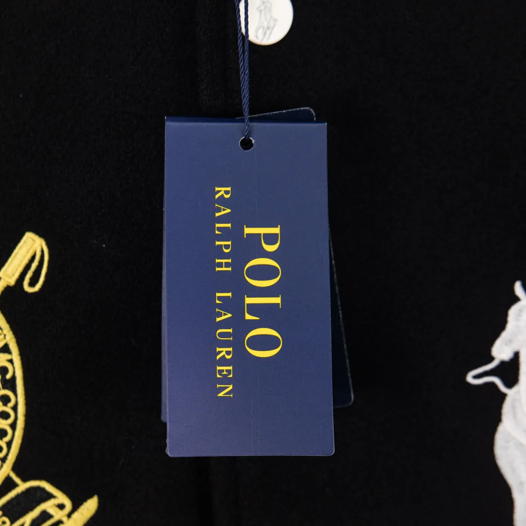 P620 zp version [exclusive supply] RAH LAUREN horse logo embroidery stitching baseball jacket jacket Warm reminder: It is recommended to hand wash or dry clean! ! This year is particularly popular. Baseball uniform jackets are available at all levels of the market (you must compare the details). The most powerful quality control. Baseball uniforms have been produced and researched for 7 years. The details are exquisite. With it, you will be the most handsome boy in the world. The fully painted surface with four-button buttons (buttons with LOGO), the fabric is customized for more than a month. It is not ready-made in the market. It is made of woolen blended fabric, custom-woven and dyed. It has high color fastness. It is recommended to hand wash or dry clean for the first time. "Custom-woven knitted rib at the hem", the lining is made of silky and delicate cupro fiber material, which can be worn directly against the body. It is extremely comfortable, a heavy-hitting item, purchase version!  Color: Black Size: XS S M L Number: RC10873